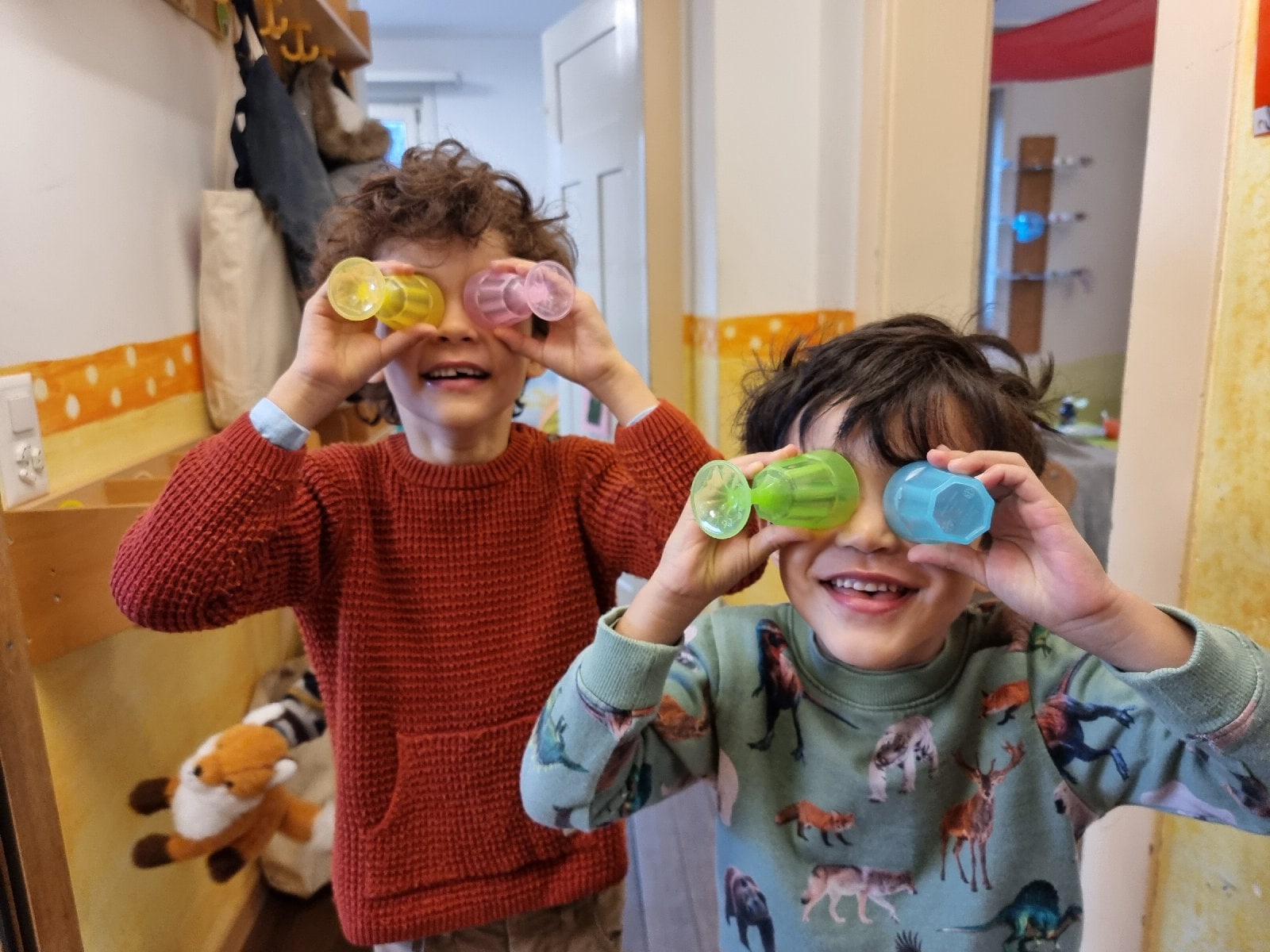 Kinder mit Durchsicht